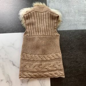 LOFT Sweaters - LOFT Faux Fur Cable Knit Sweater Vest XS Tan EUC LOFT Sweaters - LOFT Faux Fur Cable Knit Sweater Vest XS Tan EUC
